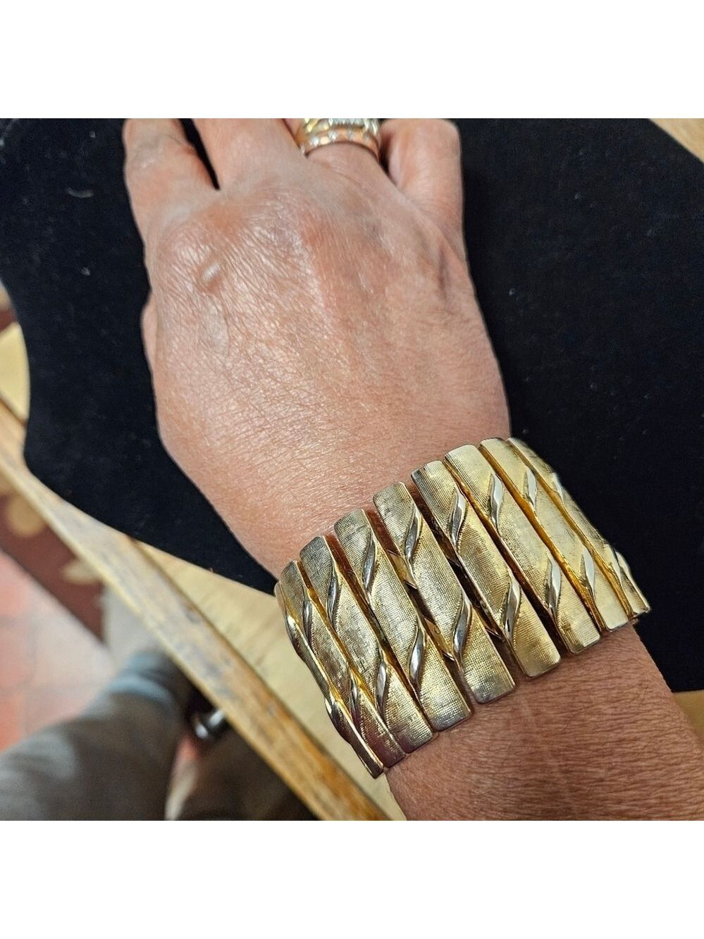 Vintage Gold-plated Embossed Metal Alloy Stretch Bracelet